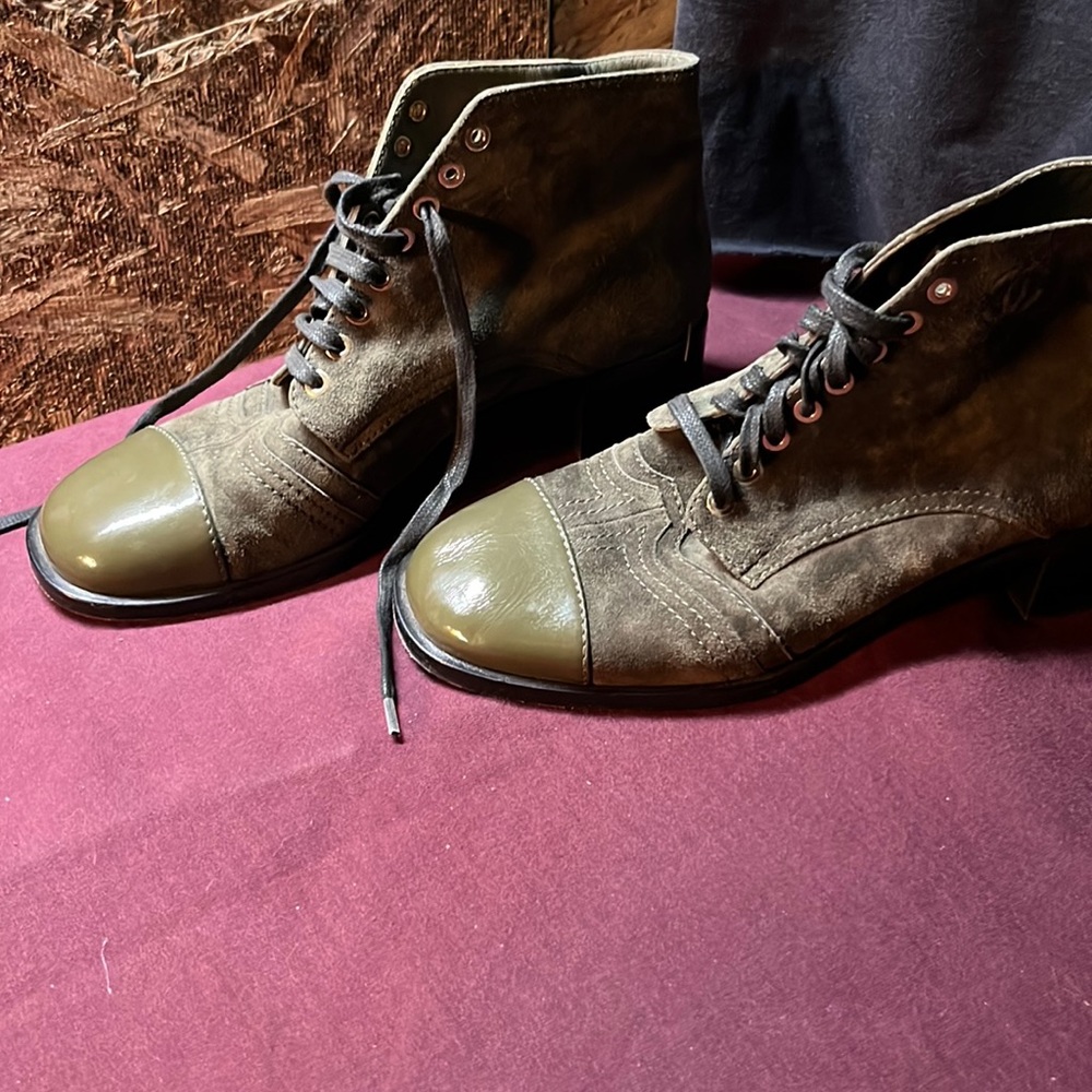 Brand new Green suede Chanel shoes/boots. Size 41 made in italy